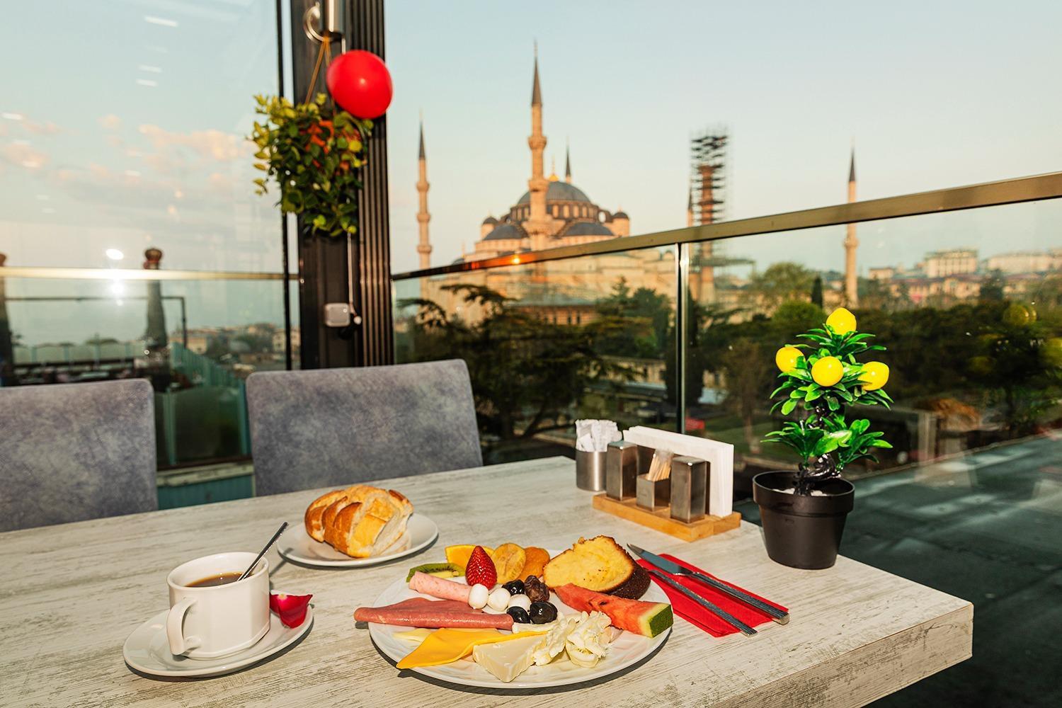 Aristocrat Hotel Istanbul Bagian luar foto